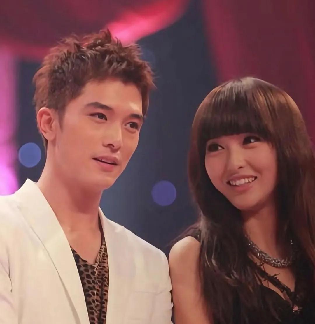 有人说，爱一个人的眼神，和咳嗽是藏不住的，女人结婚一定要找爱自己的，这么看，邱