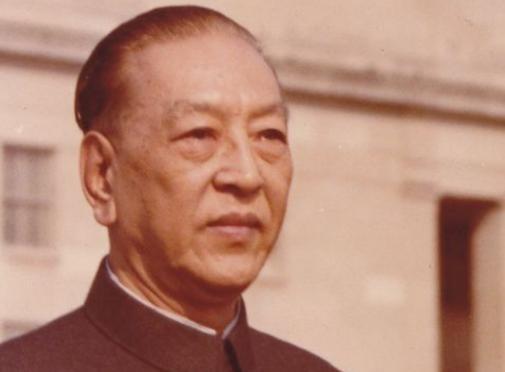 1950年，中国驻瑞典大使耿飚遭到瑞典军官的轻视：“你带过多少兵？”谁知耿飚轻飘