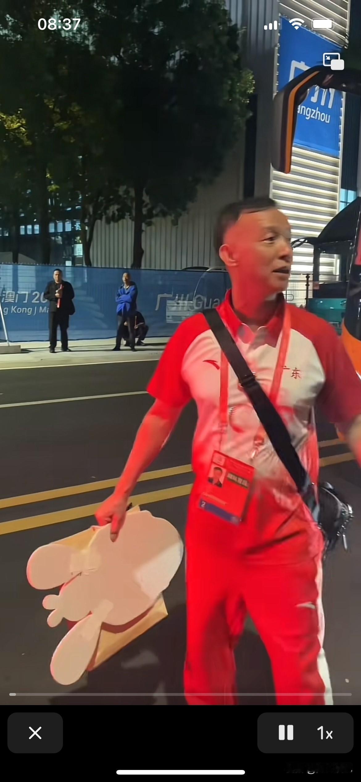 全红婵教练何威仪全程脸黑、没有笑容，这可能是全红婵的表现太差，双人团体赛连前三都