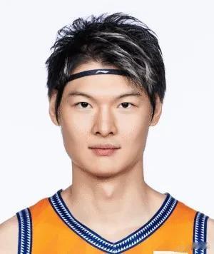 前几天很多人都在争论，到底是上海队的大白边强，还是北京队的麦基强。今晚虽然大白边