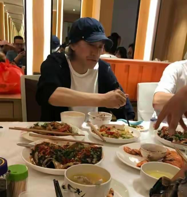 唏嘘不已！一顿家宴撕开真实性格：周星驰赴宴闭口不语吃完离场，梁朝伟温柔周全，不善