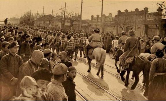 1948年12月，傅作义的王牌部队104军被解放军包围，军长安春山拔出手枪做出自