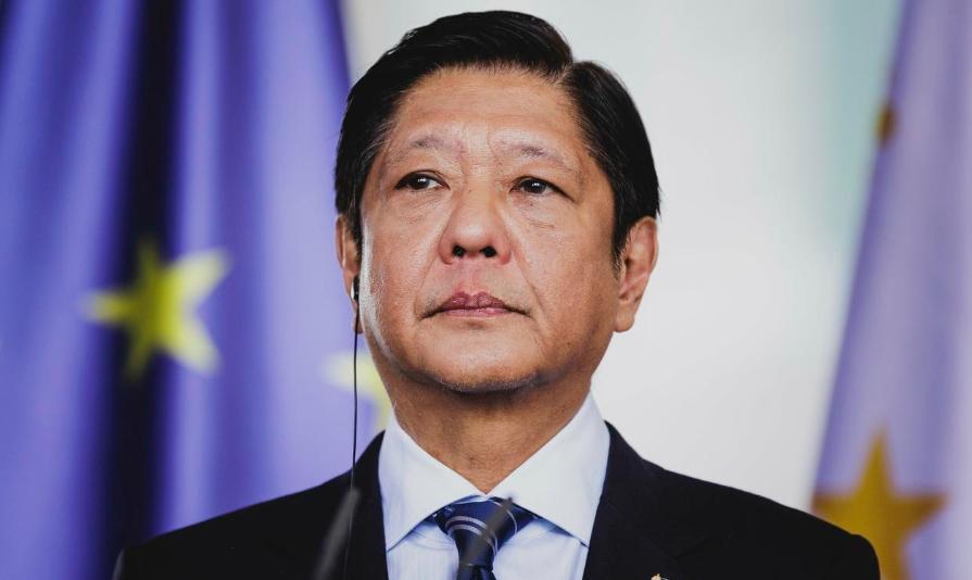 美航母刚进南海，中国10艘055万吨大驱就集体亮相了。马科斯还跳吗？美军的航