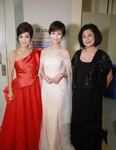72岁赵雅芝与70岁米雪，在米雪入行55周年演唱会上合体合唱《漫步人生路》，勾起