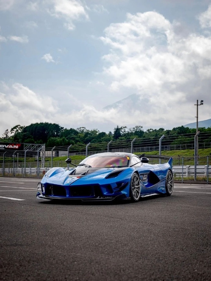 蓝色的法拉利FXXKEvo