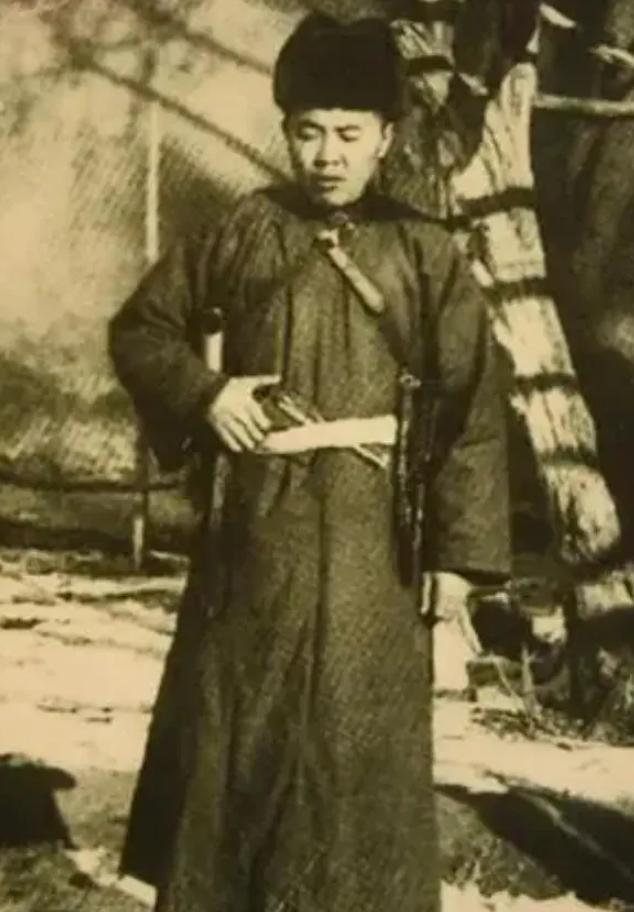 1931年冬天，东北土匪老北风投靠了日军后，大摆宴席宴请日军高官，谁料酒过三巡，