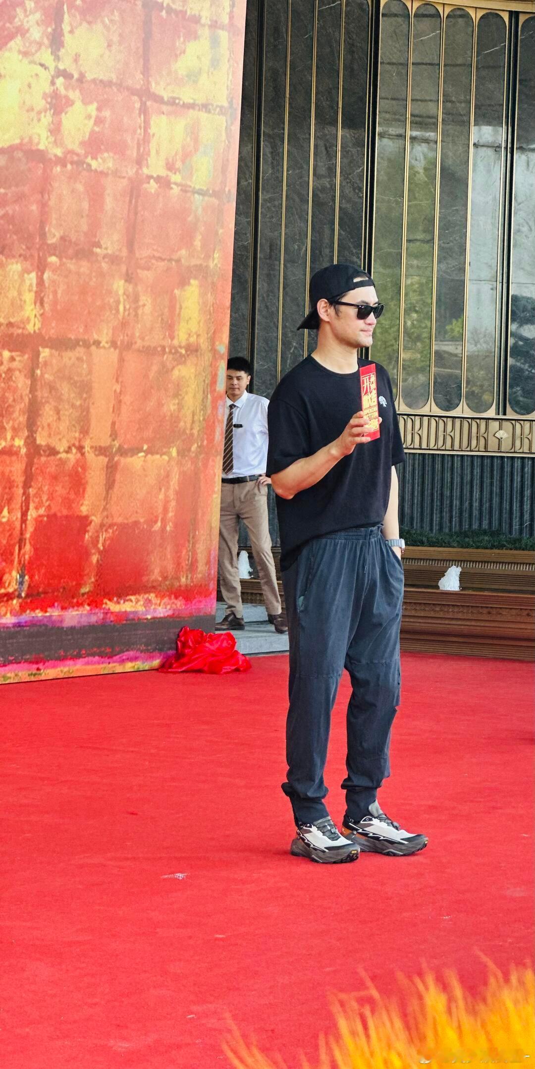 小斐是六月初进组嘛？？《开盘》好多熟人啊！张小斐新剧拿浪姐剧本开盘
