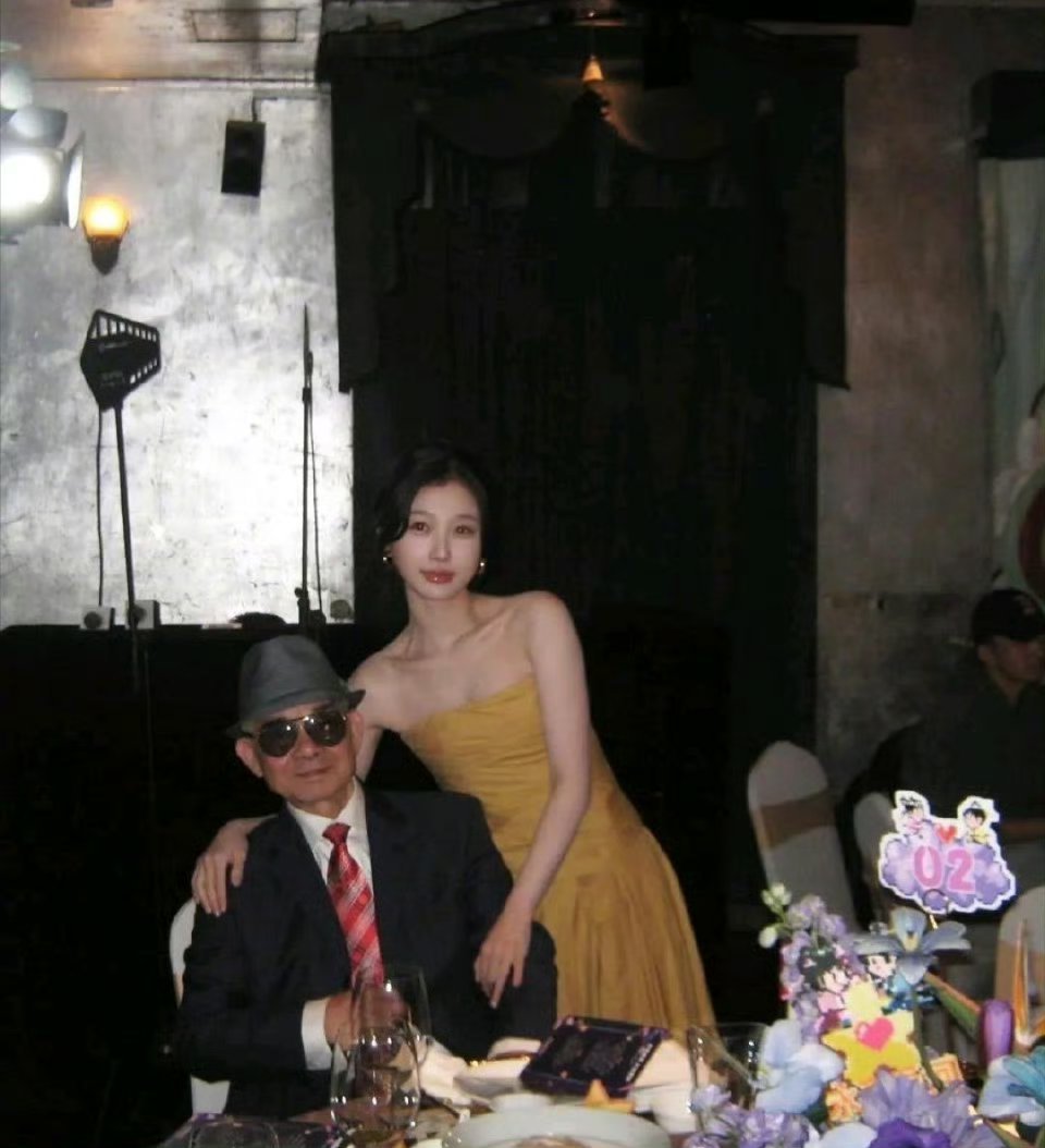 虞书欣的爷爷也不知道是从事什么工作的气质看着不像一般人听说她爷爷很宠她特别爱举着