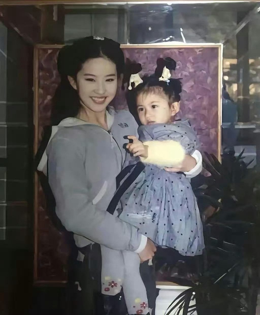 刘亦菲小时候才是真·神颜！从小美到大，颜值底子绝到离谱