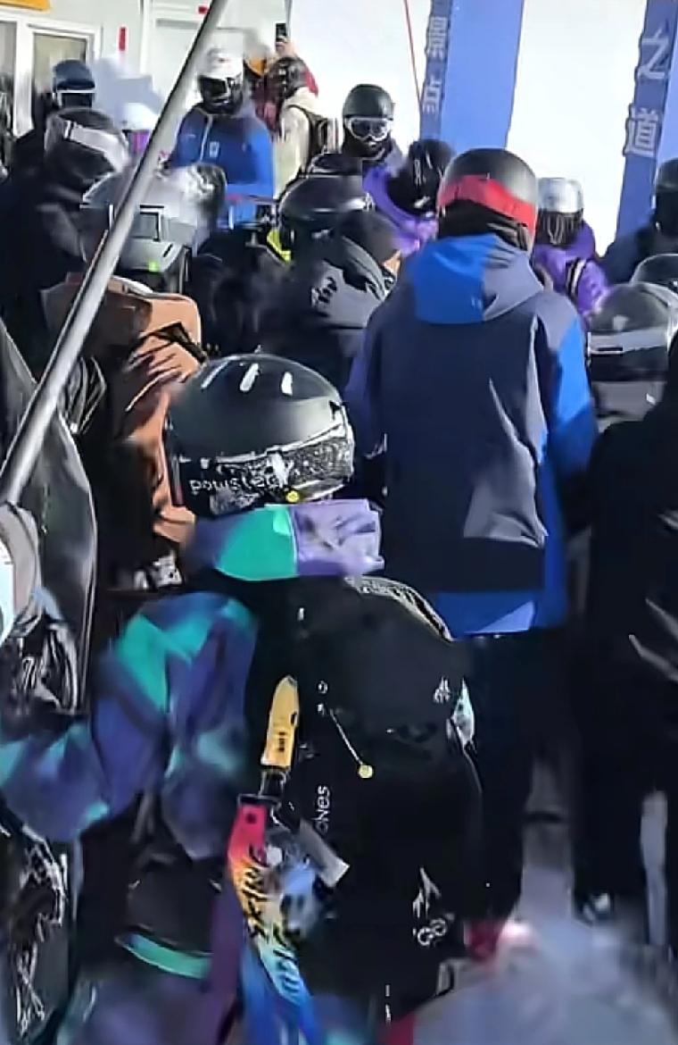 现在北方很多城市都具备滑雪条件，而且在哈尔滨可以体验不亚于整个亚洲级别的滑雪赛道