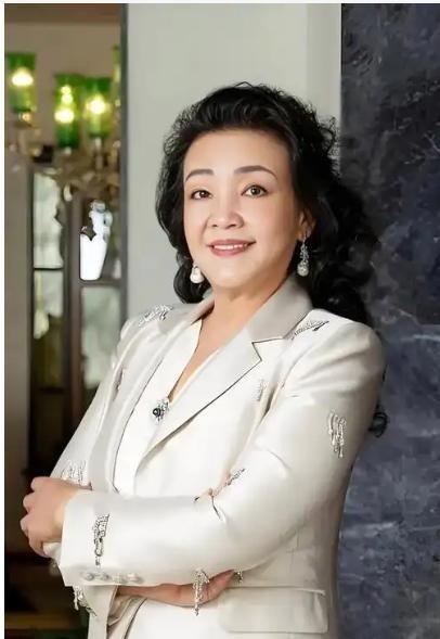 1991年，一个流氓在张兰的饭店吃霸王餐不给钱，张兰直接出面拦住他，谁知流氓