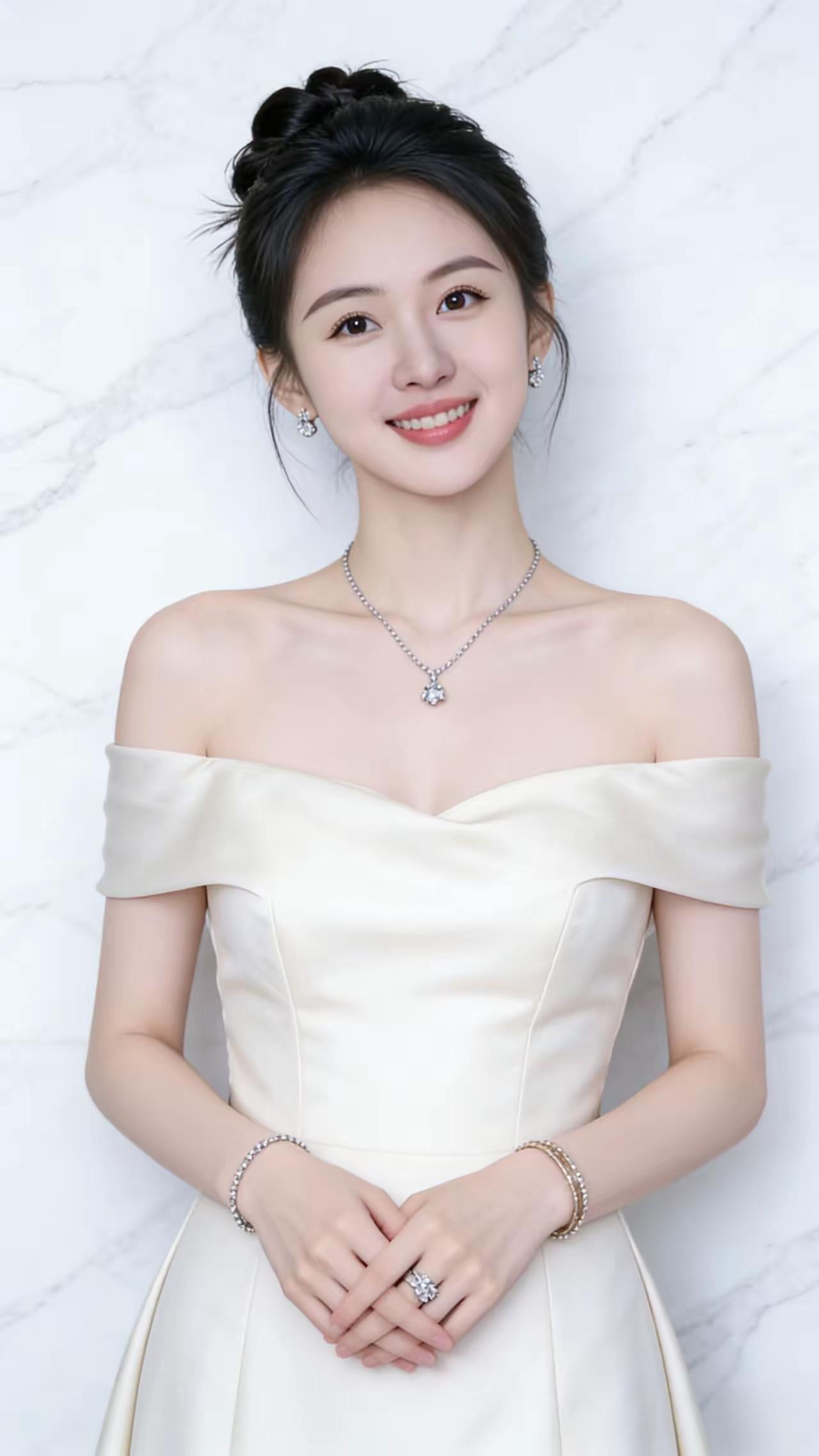 优雅婚纱写真，甜美笑容，闪耀珠宝，梦幻婚礼氛围