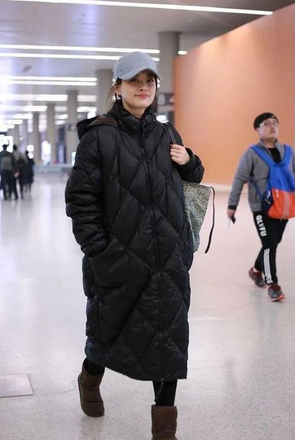 50岁梅婷这状态也太绝了！减肥成功后私服都开挂黑色长款羽绒服配浅灰棒球帽，