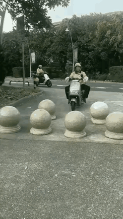 ：招呼你帮个忙都不下车，人家搬开了你想过，没门！[捂脸哭]