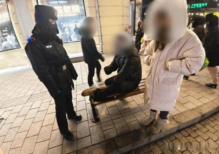 哈尔滨街头这幕，把我看哭又看慌了！​​​男子下肢突然喷射大出血，女警蹲在地