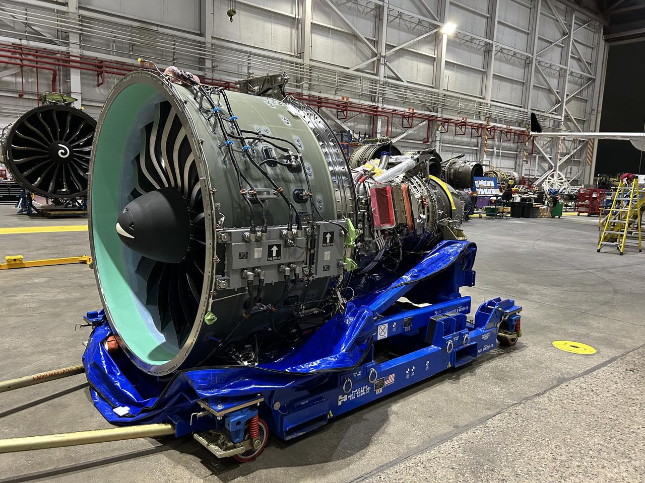一架AirbusA220正在进行发动机更换！由于在机油系统中发现了过量金属