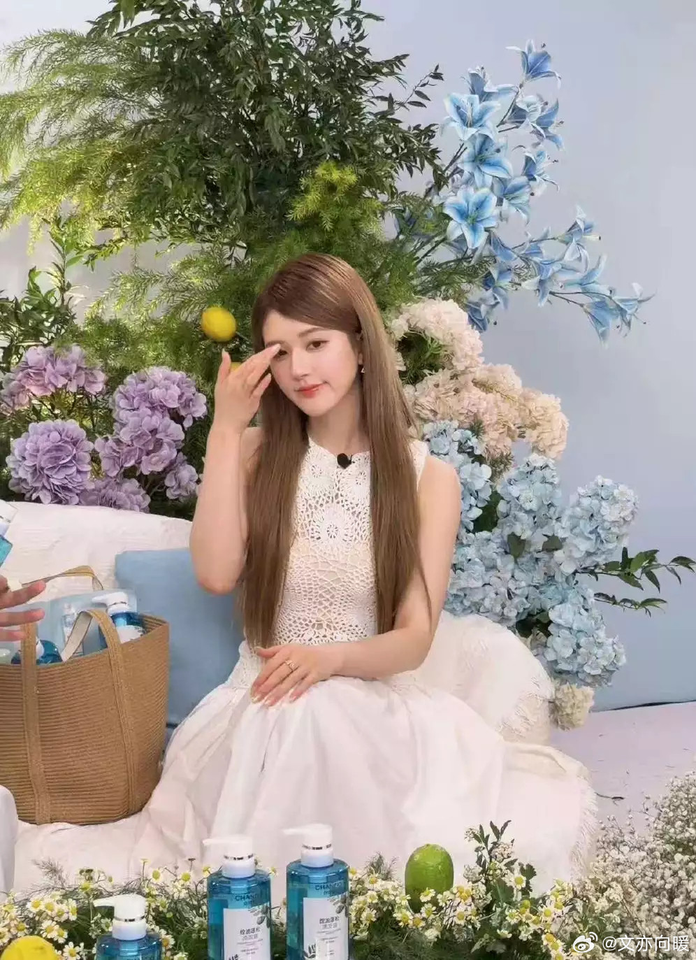文亦娱乐赵露思穿白色蕾丝裙点缀精致耳饰长发披肩尽显精致温婉