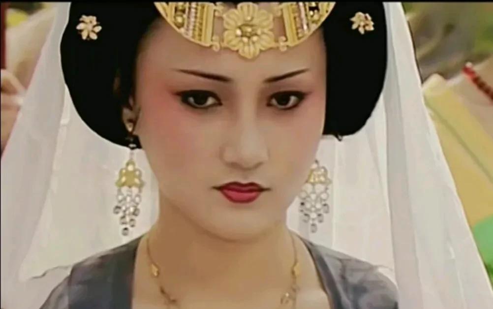 唐玄宗晚年干了那么多荒唐事，其中大部分，都跟杨贵妃有关，就凭这一点，杨贵妃就该死