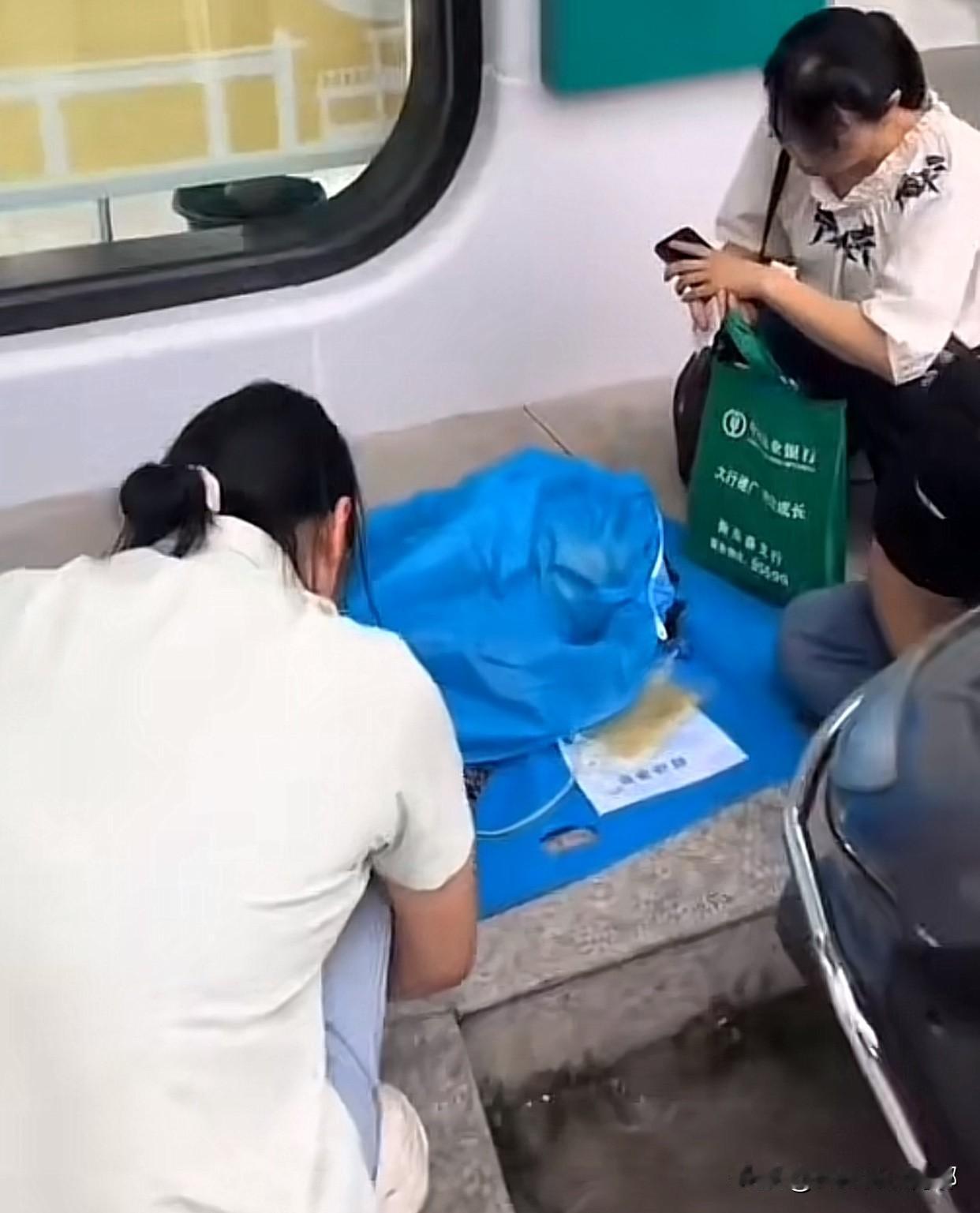 株洲农行要求病人家属抬病人办理取款，2个小时没取到，重病老人去世，一个服务行业，