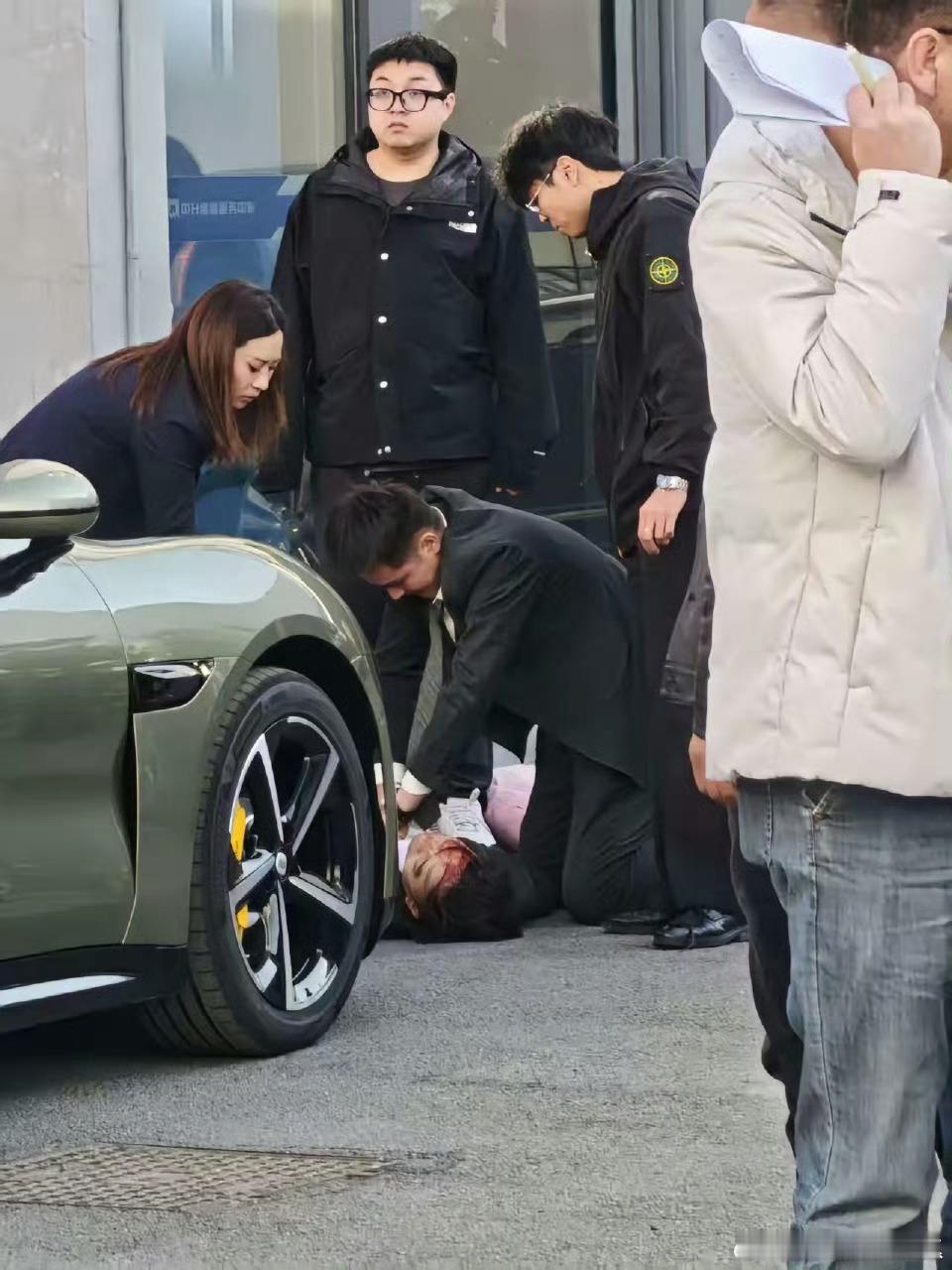 汽车民生提车的把销售撞了，伤势不轻｜突发网传某汽车品牌交付中心，于昨天下午发