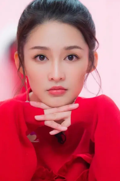 李沁这些遭遇看得人太心疼了换谁受得了啊，女演员真的太难了。拍戏归拍戏，有些动作