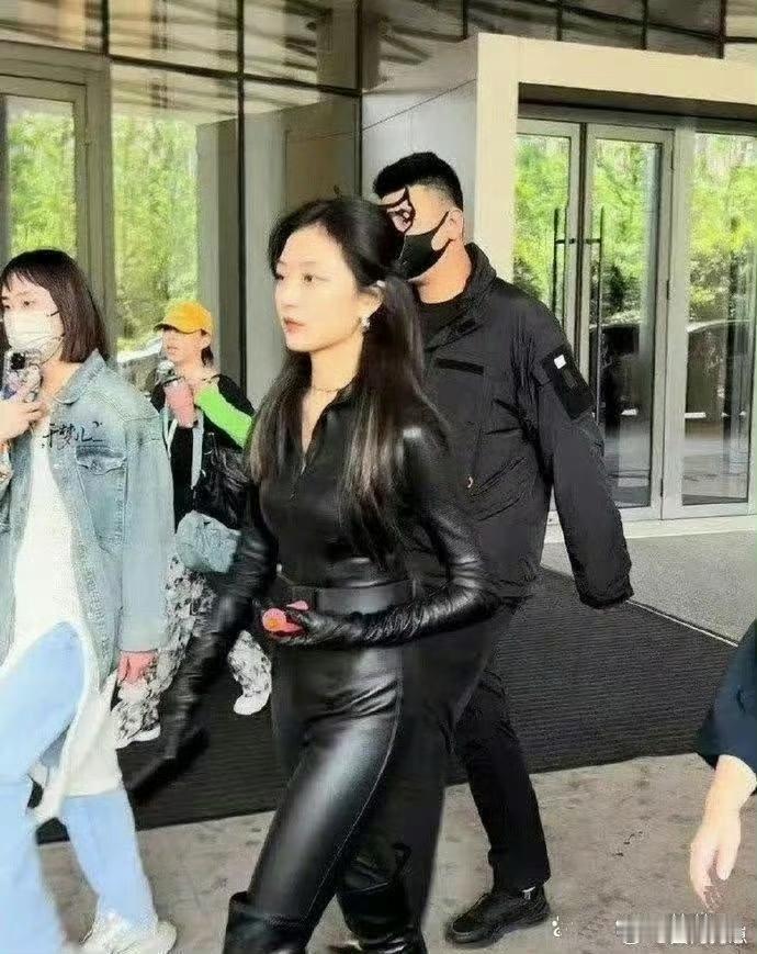 皮裤真是看谁穿啊