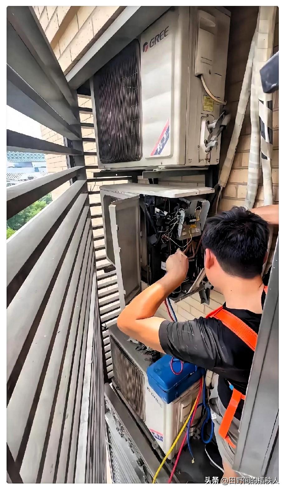 南京一个空调修理工，顶着38度高温干完活，客户多给了七十块钱，他下楼买了瓶冰可乐