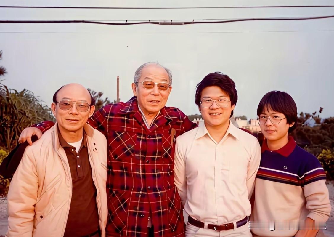 1993年，在美国，一张珍贵的全家福定格了祖孙四代难得相聚的瞬间。九十二岁的张学