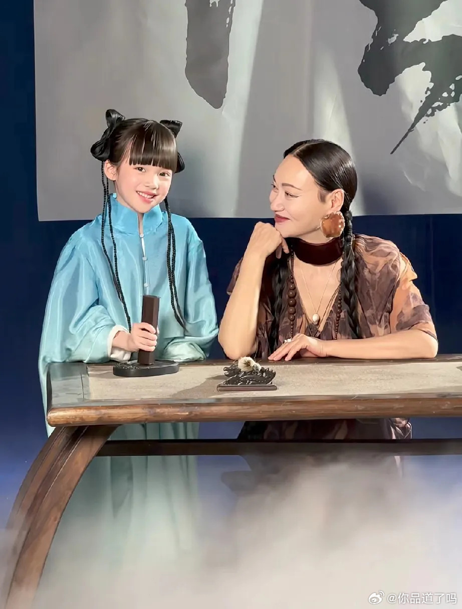 感觉现在大家对娱乐圈完全是零信任，六岁女孩与惠英红拍九月刊，网友：别进娱乐圈，这