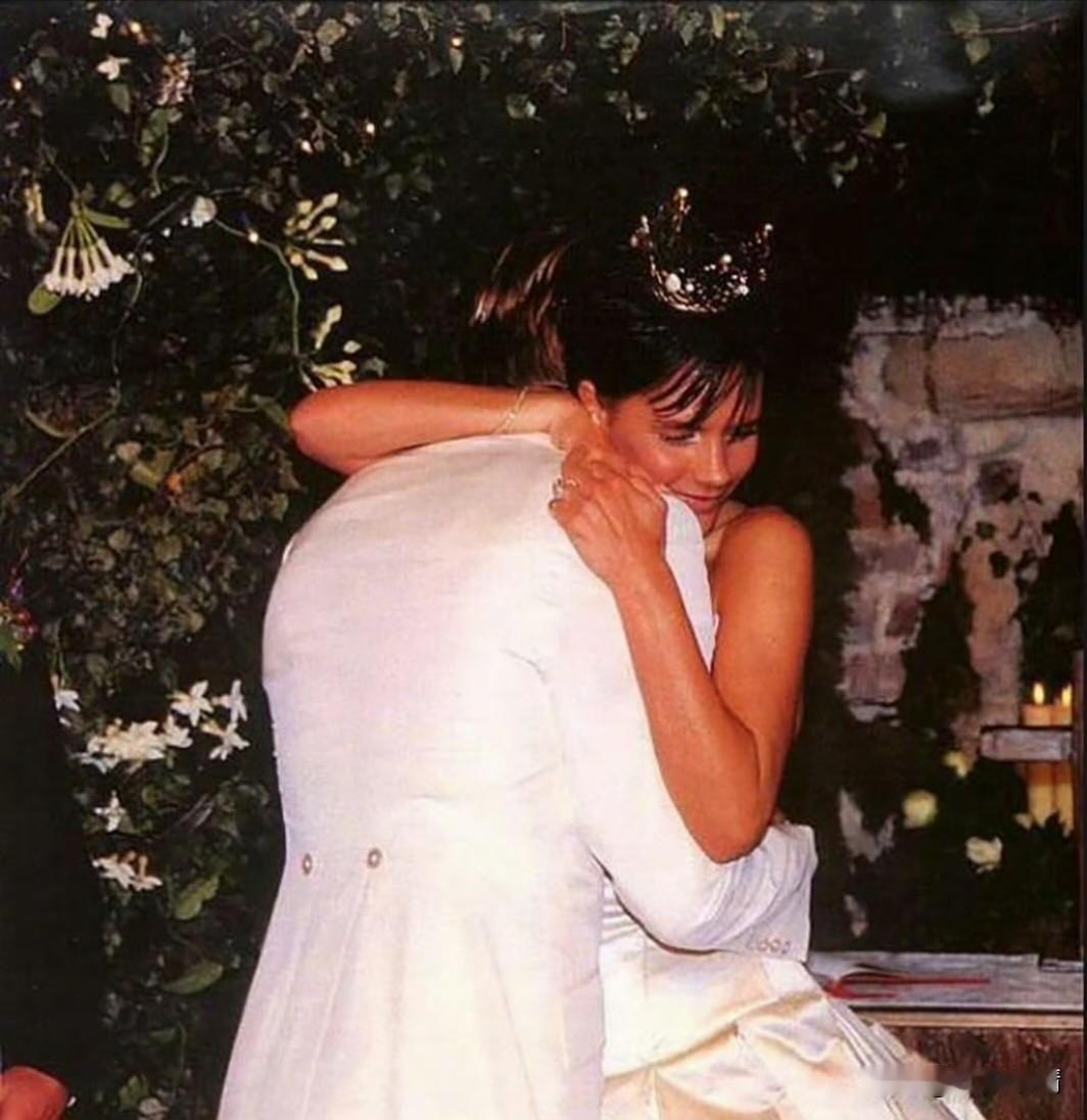 贝克汉姆晒照庆祝结婚27周年！7月5日，贝克汉姆晒照庆祝恋爱9年、结婚27年，