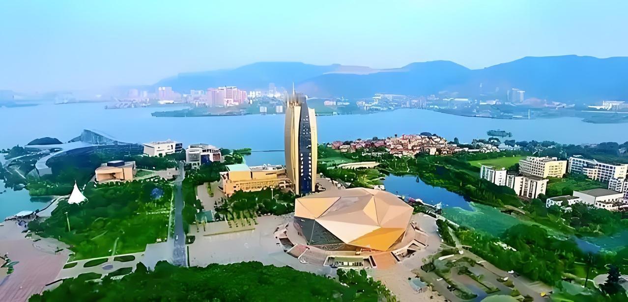 黄石、鄂州、黄冈三市融合发展确实是个超棒的设想。从经济上看，鄂州虽是重要交通枢纽