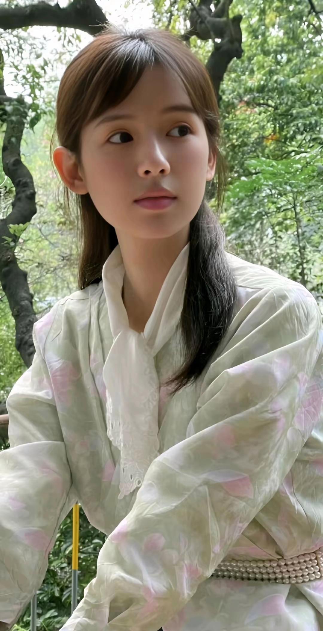 在森林深处，捕捉到一组清新脱俗的镜头，宛如仙女下凡，美得让人窒息。
