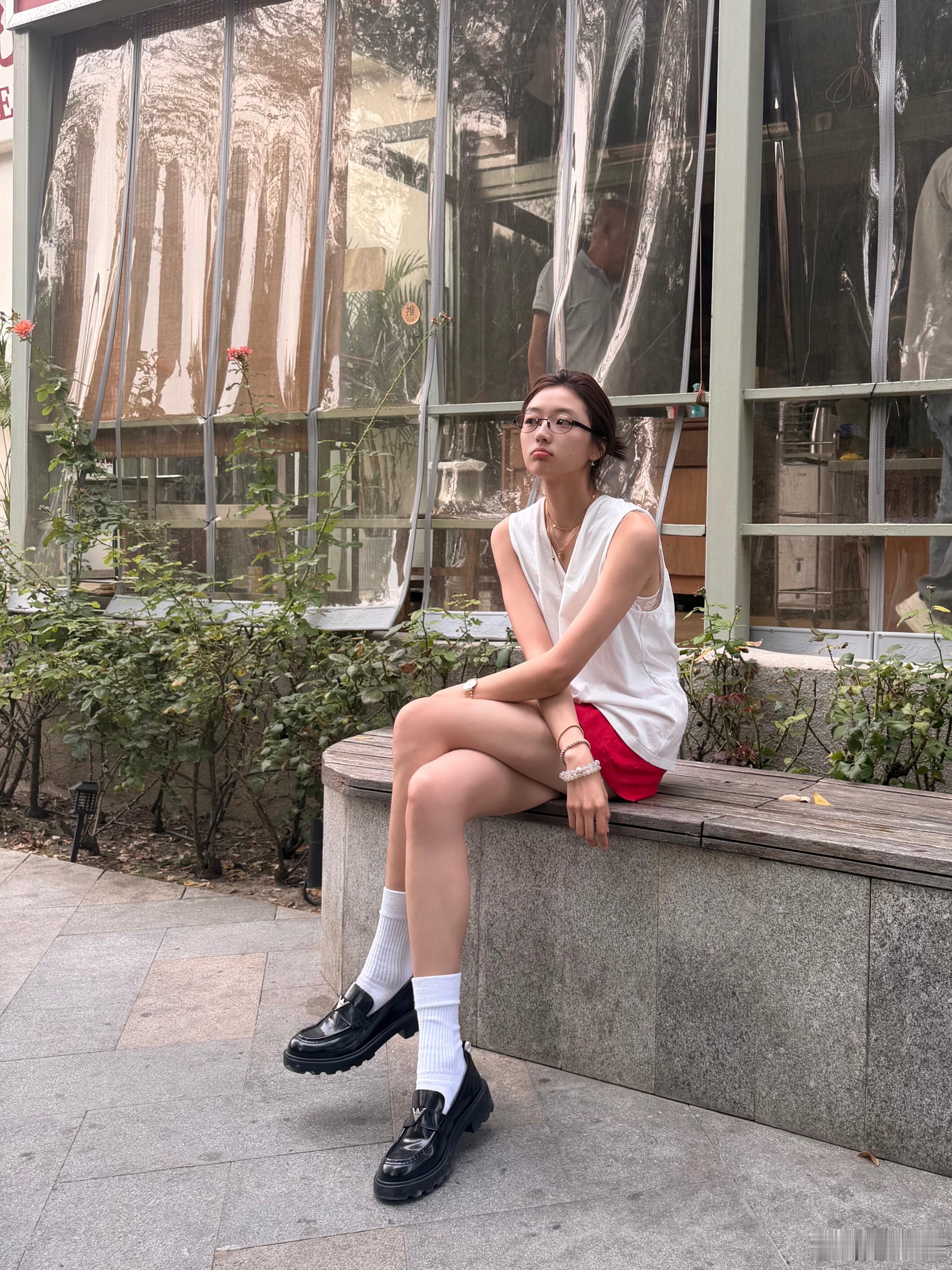 孙千真狗尾巴草早春晴朗名场面台词出圈，孙千实拍直接撞上狗尾巴草丛，简简单单休闲穿