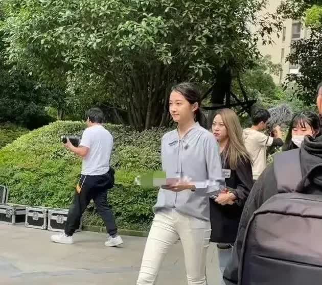 路人镜头下的关晓彤，果然是吃明星这碗饭的，头小身材好，肤白貌美大长腿，是普通人做