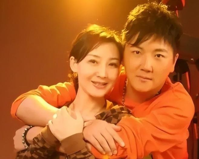 1999年，成名后的孙楠抛弃了同居10年的女友辛欣，转身娶了神交已久的买红妹。1