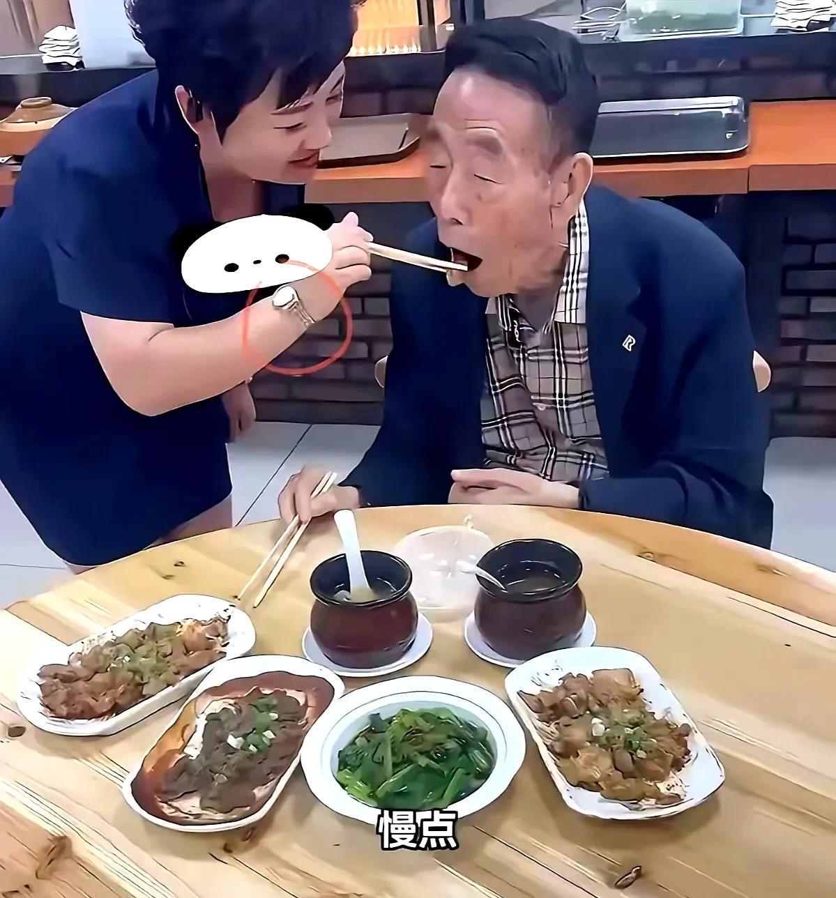 杨少华退休金有多少？旁边这个大姨是儿媳妇？据说，老爷子退休金可真不少。2020年