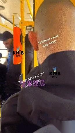 公交车门猛地一开，不是到站，是冲上来几个穿制服的人。他们看都不看别人，径直走到