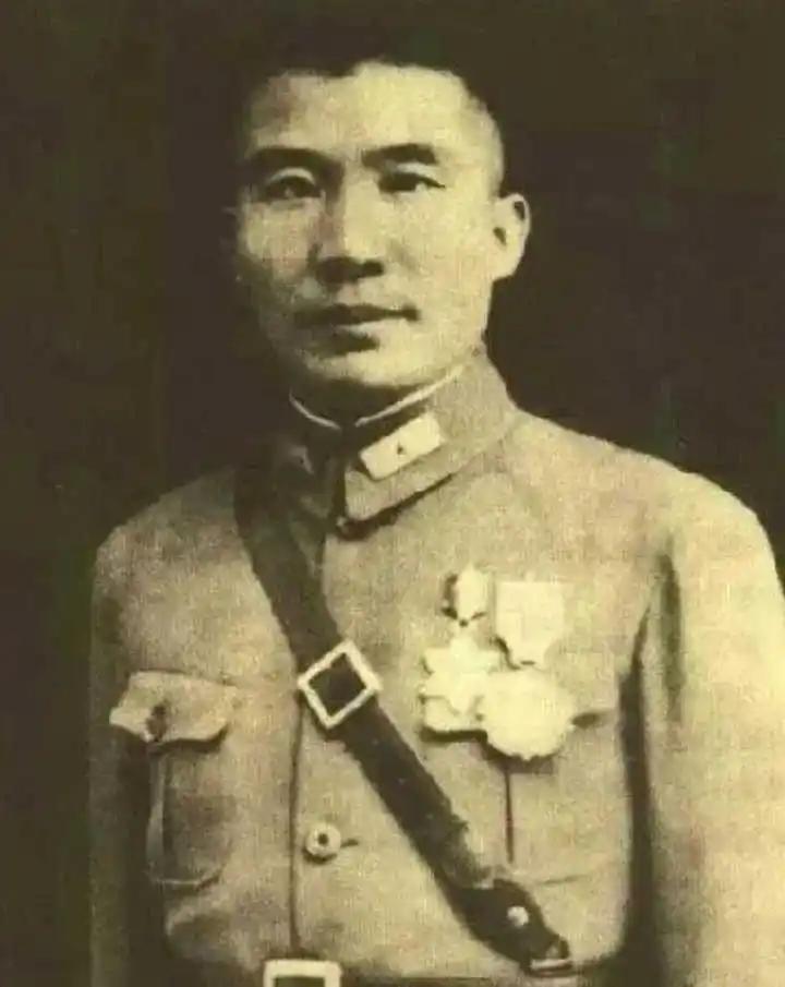 抗日英雄王耀武比较实诚，守济南的时候，他干了两件大事：一是把妻儿老小送到南京给老