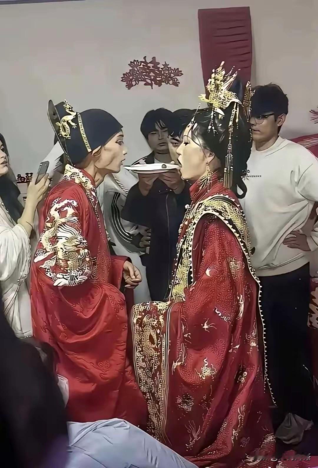 这张照片拍的不好，摄影师的技术不行，不然的话，不能把人拍成这个样子，目测这个新郎