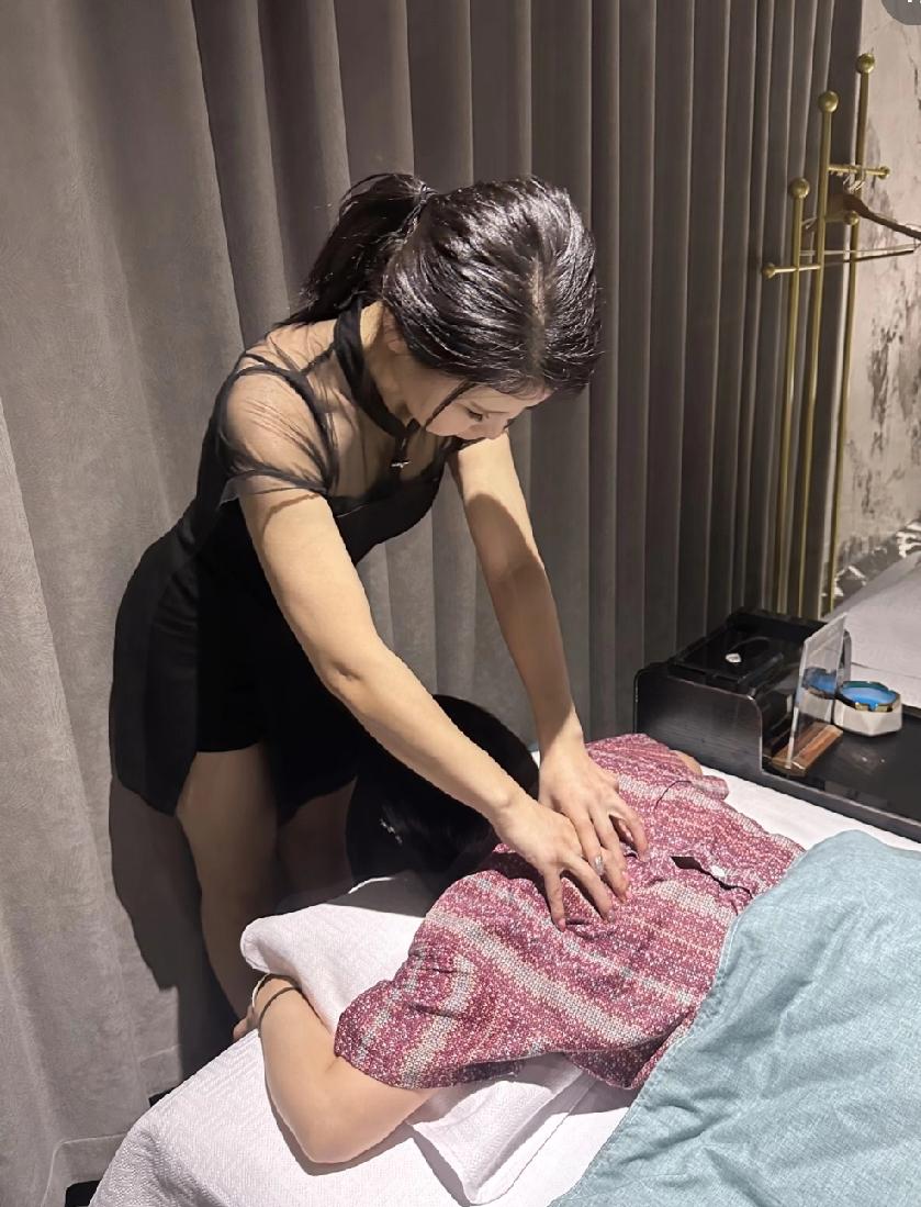 安徽，一男子去按摩，见女技师长得漂亮，穿着暴露，便摸了一下对方胸部！女技师又