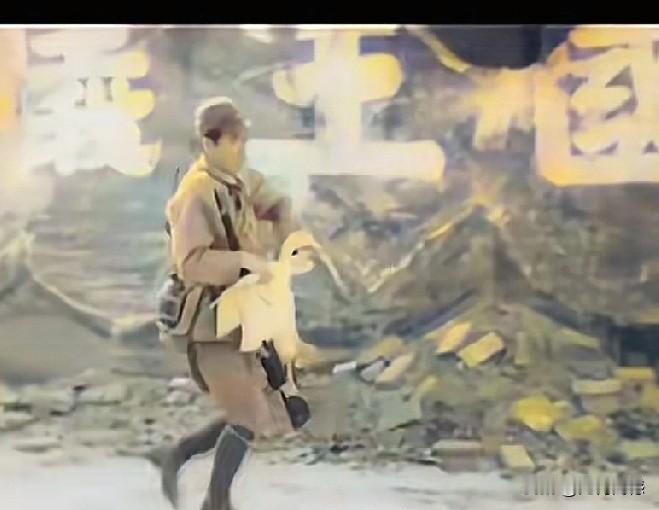 日本鬼子进村时的真实画面，这些都是当年它们自己拍摄下来的，有抱着大鹅跑的，有使劲