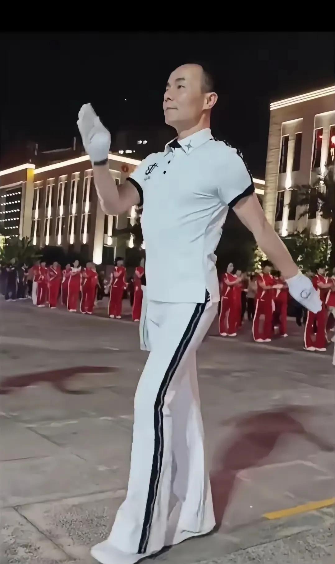 请记住这两张面孔，他们是暴走团的组织者。现在全国不知何时，暴走团如雨后春笋一般