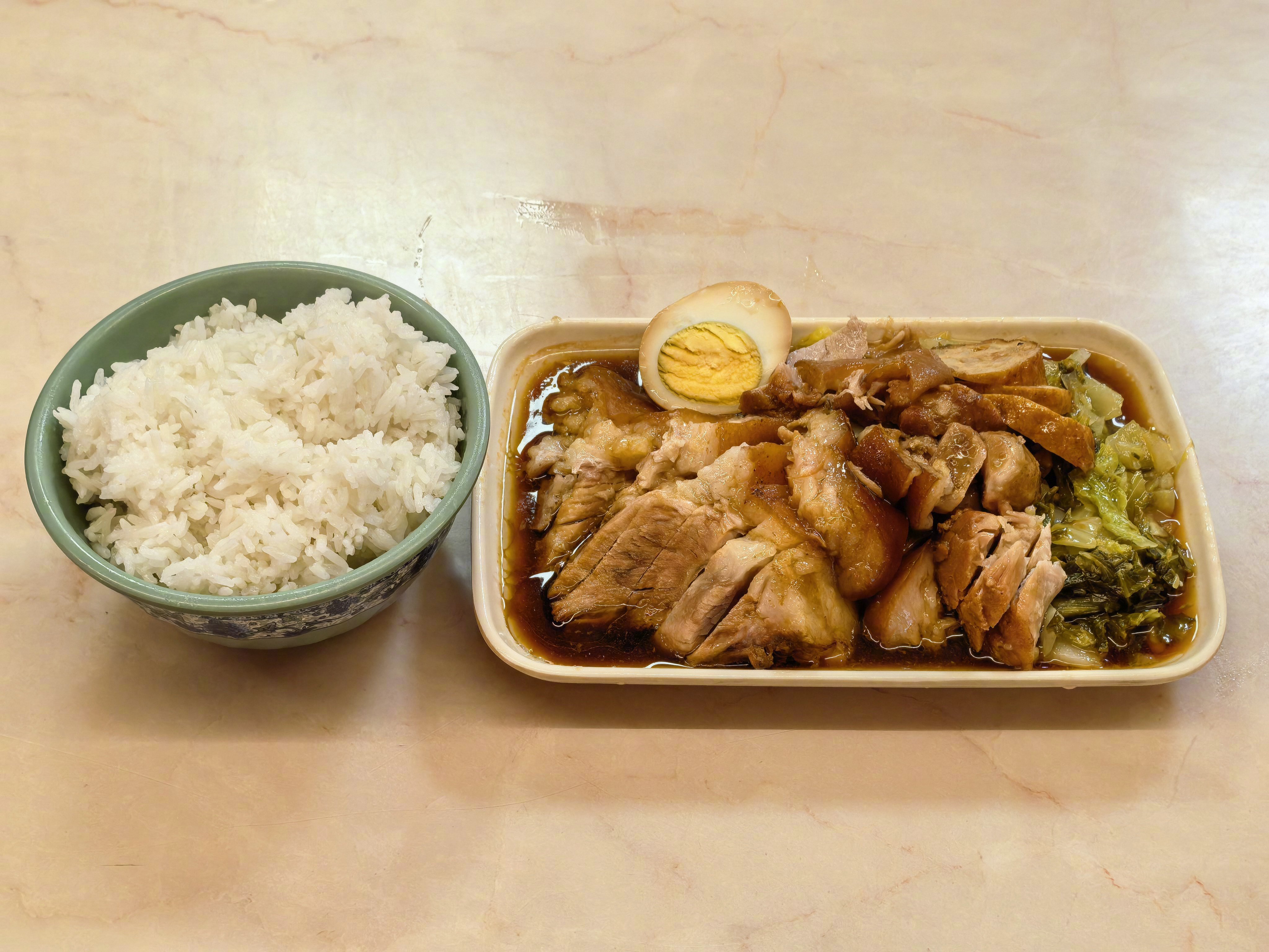 今天拍节目，我第一部分拍完了，等待期间，我点了个猪脚饭，本地朋友帮我看看正不正宗