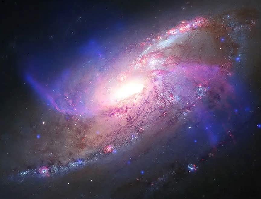 NGC4258不满足于寻常的两条螺旋臂。它长出了一对备用臂。那些额外的“异常