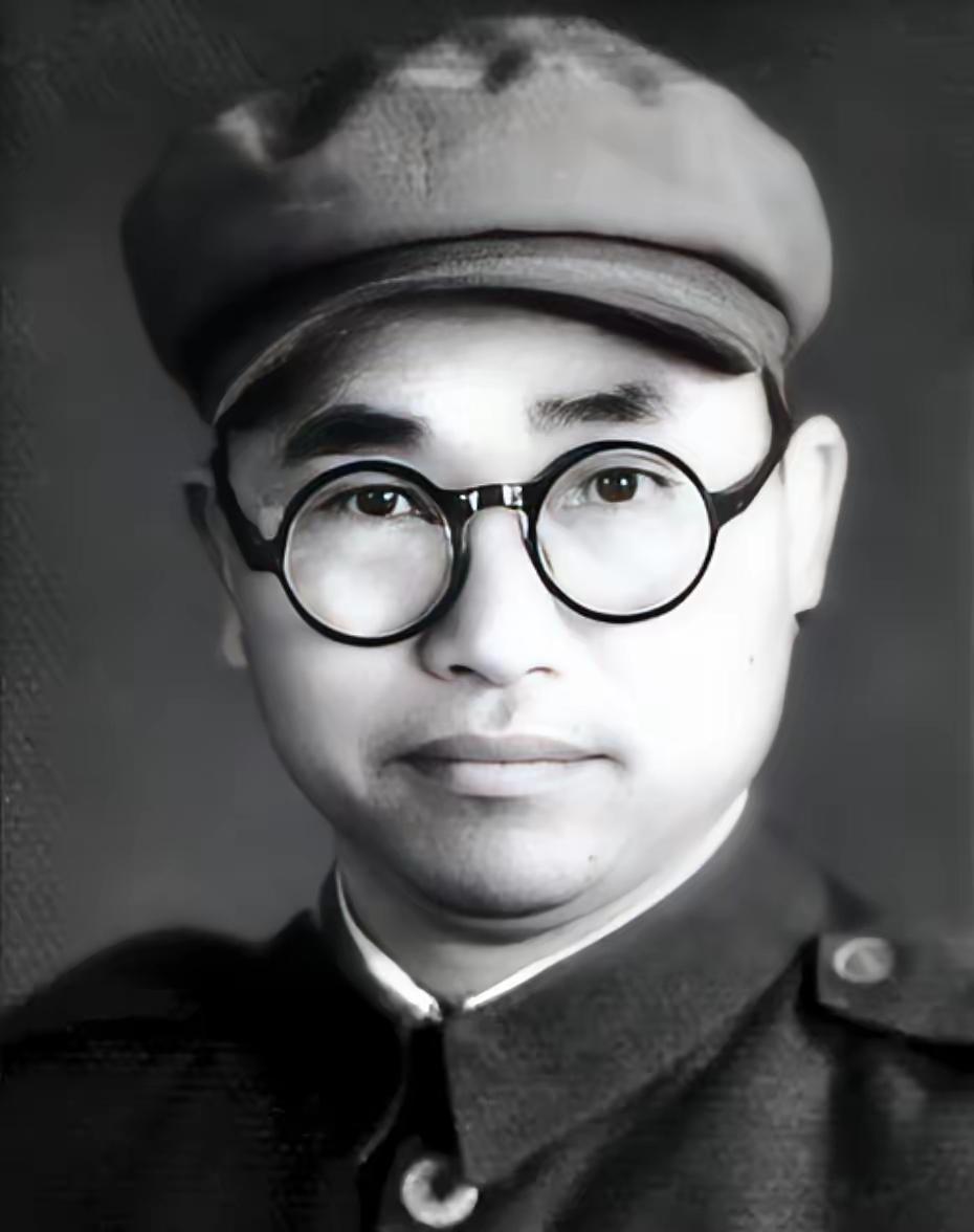 1942年春，晋察冀军区司令部开会时，院内突然响起枪声。聂荣臻冲出门，看见自己缴