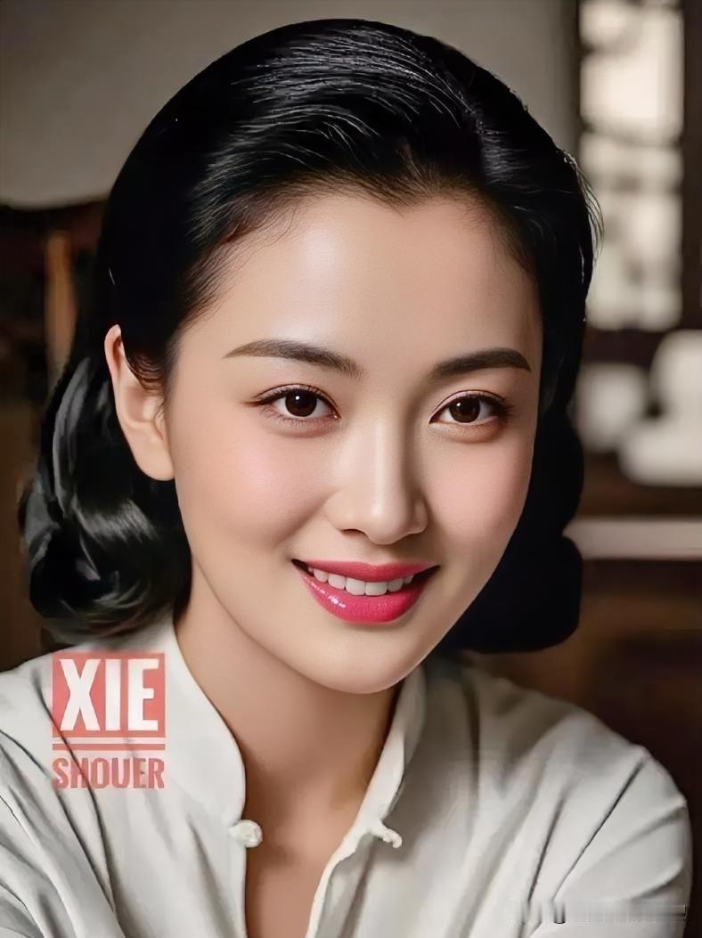 复古盘发配素雅立领，红唇浅笑眉眼温婉，于古典光影中定格优雅从容的知性之美。