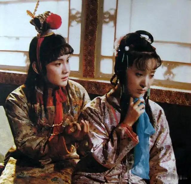 《红楼梦》里的婚姻观念《红楼梦》中的婚姻观念遵循“父母作主，媒妁