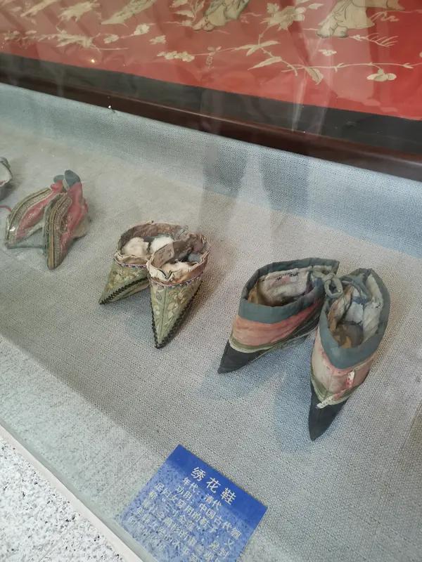 说说三寸金莲脚。我小时候，真的看到村里有老妇人穿着尖头小鞋子，走路一不留神会跌