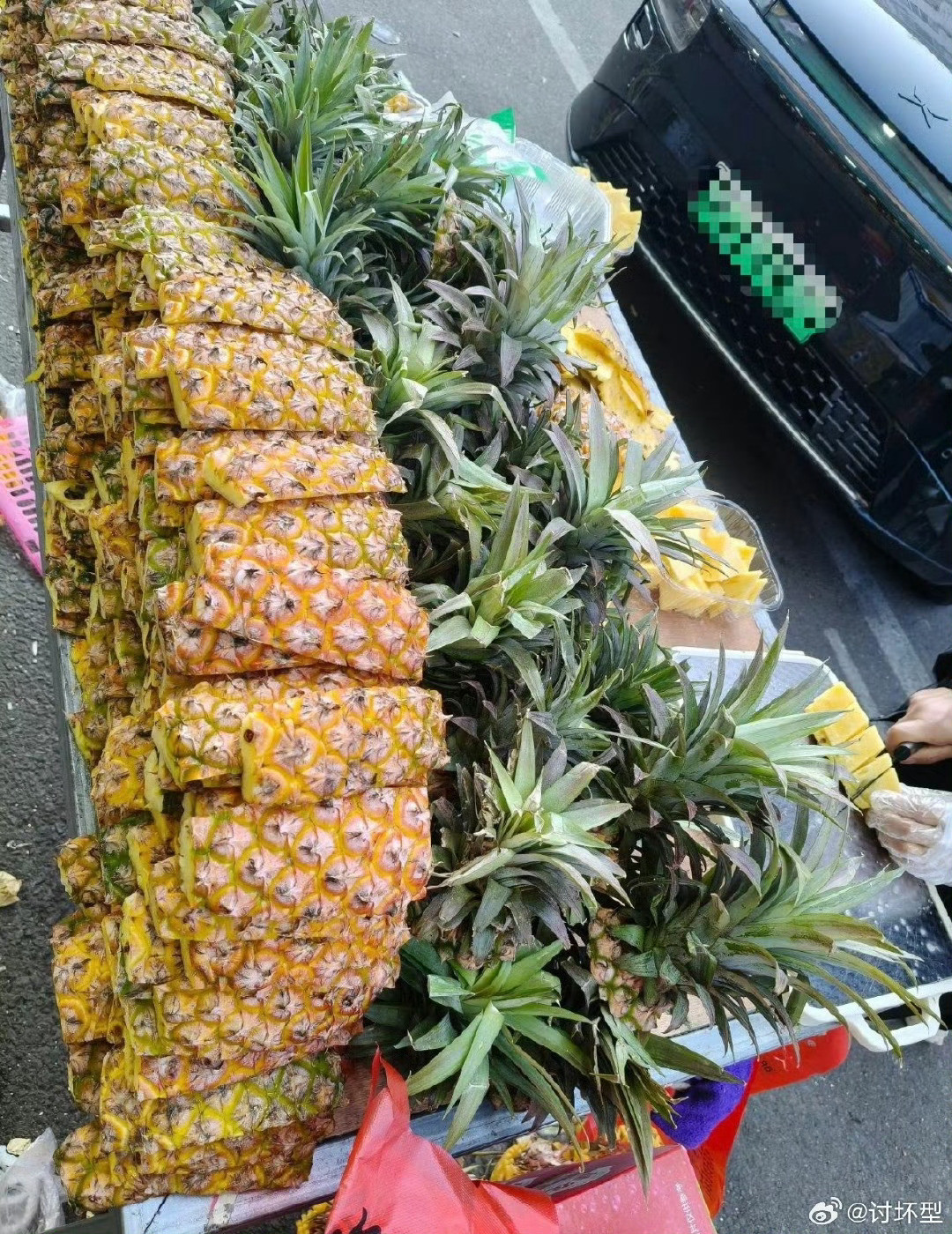 凤梨这样削皮有点奢侈了吧好家伙，这凤梨是有公摊面积吗