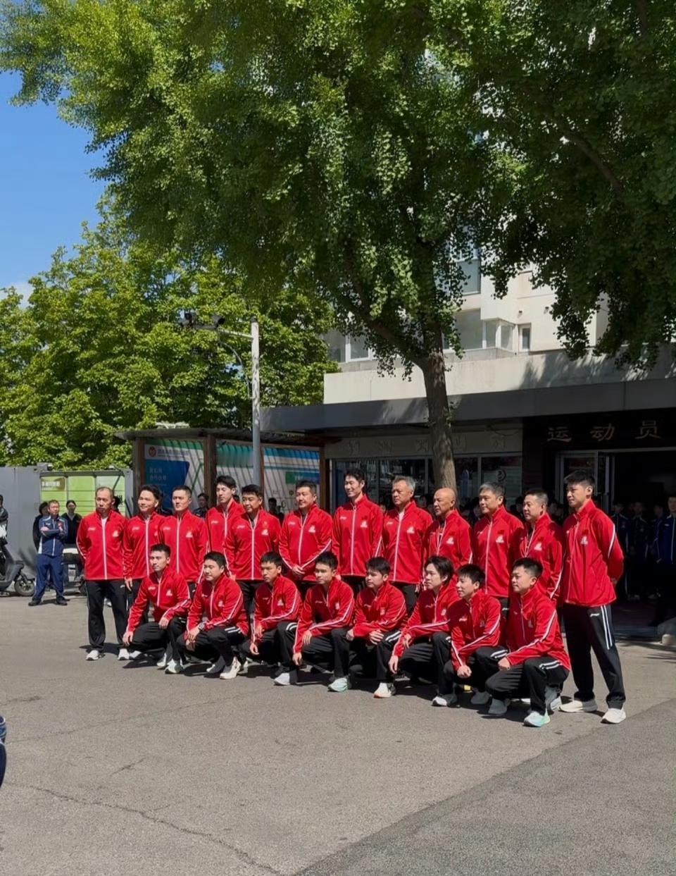 和参赛选手一起去伦敦的都有谁？[笑着哭]国乒参加2026伦敦世乒赛团体赛的大部队